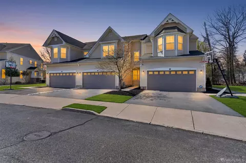 9 Cornwall Ln, Middletown, NY 10940