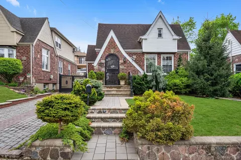 24912 Rushmore Ter, New York, NY 11362