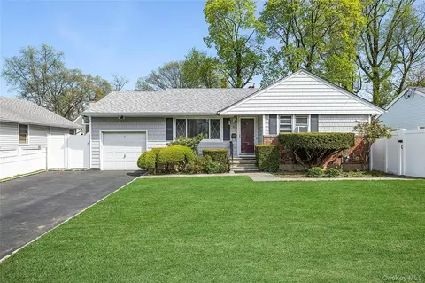 33 Lindbergh Ave, Glen Cove, NY 11542