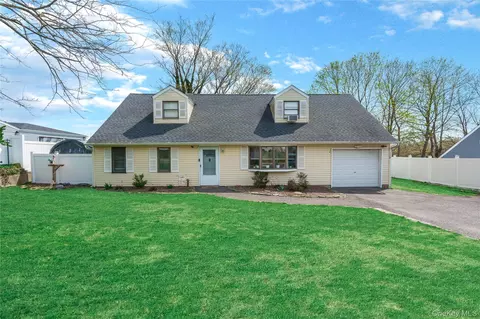112 Rosemont Ave, Farmingville, NY 11738