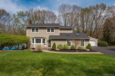 18 Pilgrim Dr, Port Jefferson, NY 11777