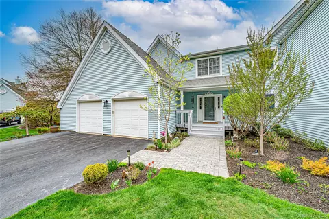404 Mountain Ridge Dr, Mount Sinai, NY 11766