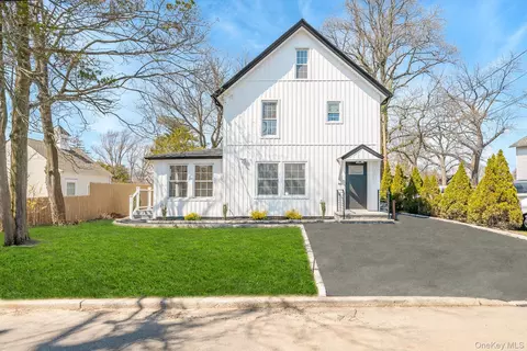 227 N Railroad Ave, Babylon, NY 11702