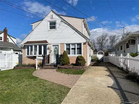 70 E Neptune Ave, Lindenhurst, NY 11757