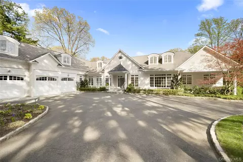 17 Hilldale Ln, North Hempstead, NY 11050