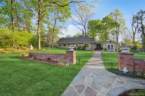 8 N Wodenethe Dr, Beacon, NY 12508