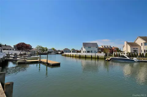 2586 Riverside Dr, Wantagh, NY 11793