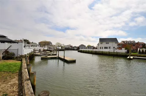 2586 Riverside Dr, Wantagh, NY 11793
