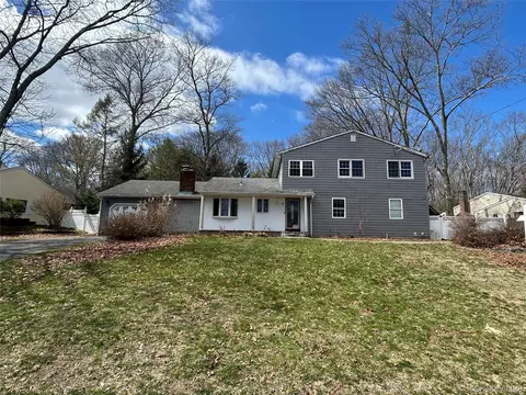 8 Mahogany Rd, Rocky Point, NY 11778