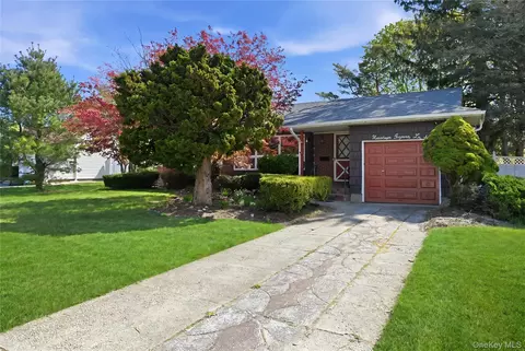 19 Gaymor Ln, Commack, NY 11725