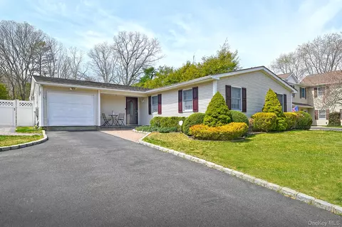 186 11th Ave, Holtsville, NY 11742