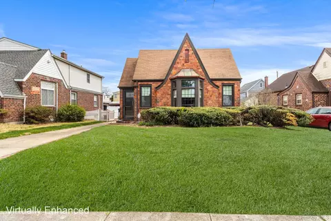 524 Concord Ave, North Hempstead, NY 11596