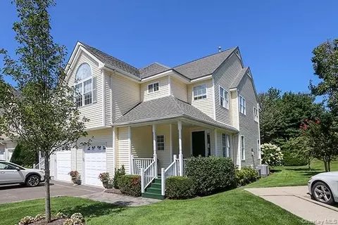4 Spring Ct, Huntington, NY 11743