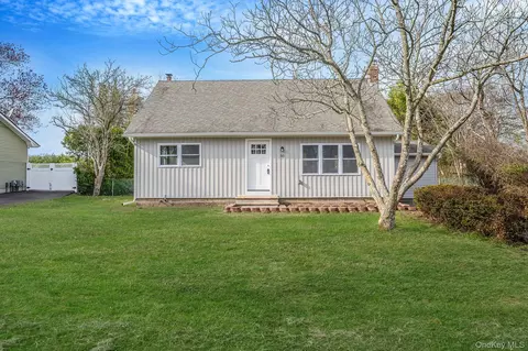 33 Harts Rd, East Moriches, NY 11940