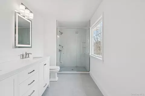 Bath - 17 Cedar Ln, Brookhaven, NY 11772 photo 5 of 7