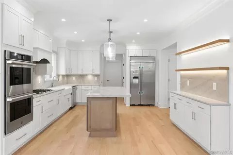 Kitchen - 17 Cedar Ln, Brookhaven, NY 11772 photo 4 of 6