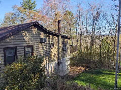 33 E Tusten Pl, Monticello, NY 12701