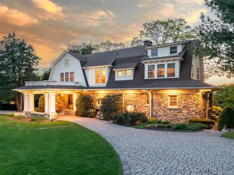 25 West Dr, North Hempstead, NY 11030