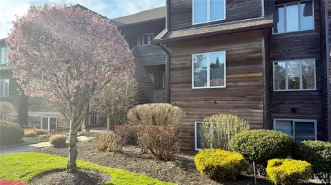 508 Fox Hill Dr, Calverton, NY 11933