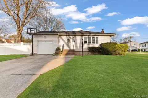 719 Catskill Ave, Lindenhurst, NY 11757