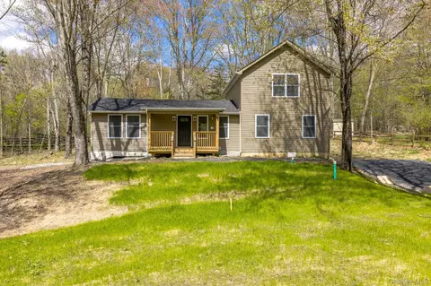 24 Farmingdale Ln, Wallkill, NY 12721