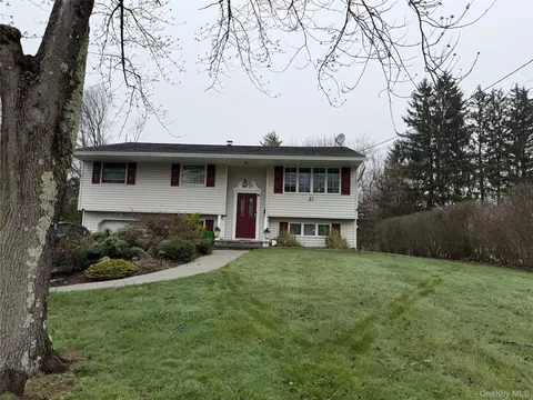 21 Kreuz Dr, Clarkstown, NY 10994