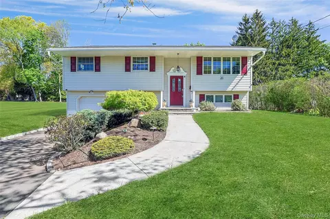 21 Kreuz Dr, Clarkstown, NY 10994