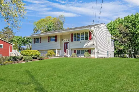 21 Kreuz Dr, Clarkstown, NY 10994