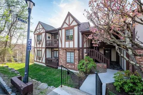 33 Foxwood Cir, Mount Kisco, NY 10549