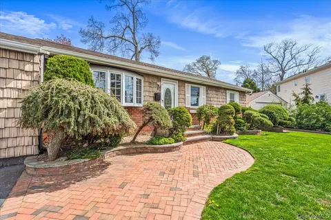 21 Norman St, Lynbrook, NY 11563