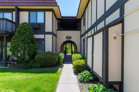 Entry Way - 7 Loudon Dr #8, Fishkill, NY 12524 photo 1 of 2