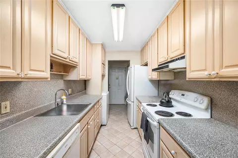 Kitchen - 7 Loudon Dr #8, Fishkill, NY 12524 photo 1 of 2
