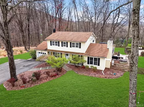 16 Mockingbird Ln, Washingtonville, NY 10992