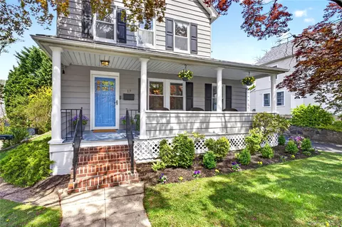 17 Neulist Ave, North Hempstead, NY 11050