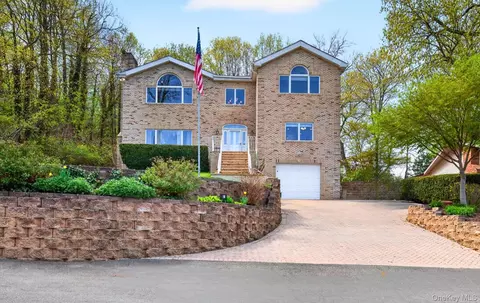 16 E Slope Rd, Bayville, NY 11709