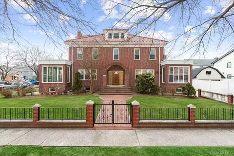 20931 39th Ave, New York, NY 11361