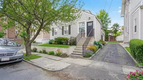 219 E 238th St, New York, NY 10470