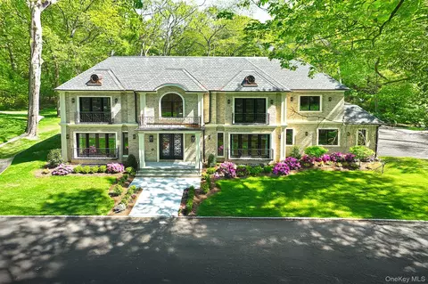 20 Knollwood Rd, Glen Head, NY 11545