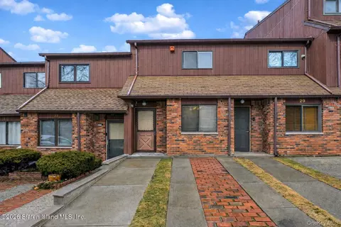 31 Stonegate Dr, Staten Island, NY 10304