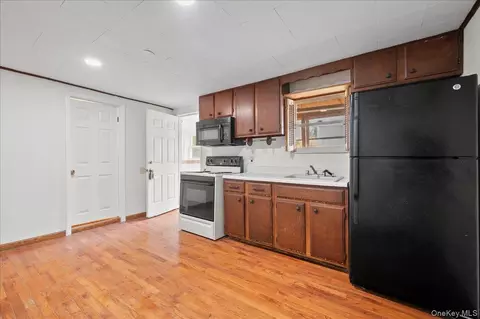 Entry Way - 35 Fallkill Ave, Poughkeepsie, NY 12601 photo 2 of 8