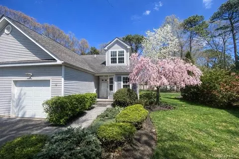 10 Gettysburg Dr, Port Jefferson Station, NY 11776