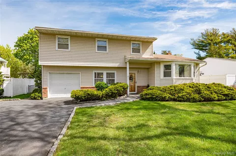17 Wentworth Dr, Dix Hills, NY 11746