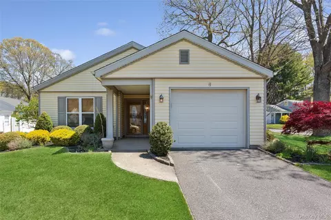 8 Coventry Ct, Ridge, NY 11961