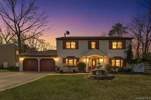 4 Winding Ln, Islandia, NY 11749