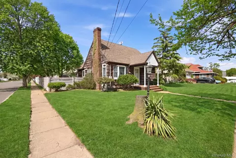 612 Hughes St, Bellmore, NY 11710