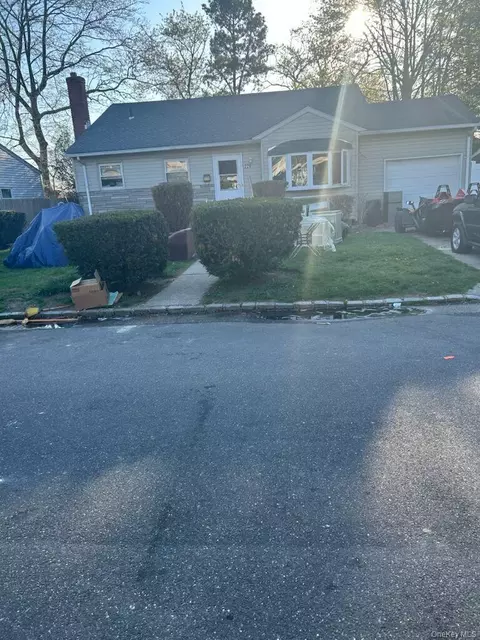 229 Sylvester Sts, North Hempstead, NY 11590