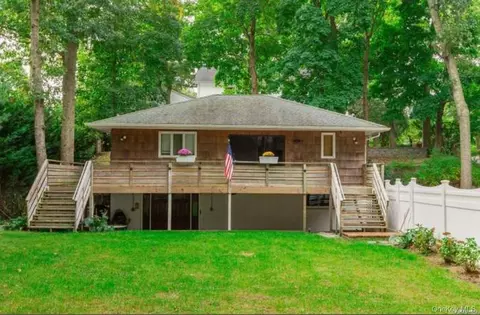 31 Apricot Rd, Rocky Point, NY 11778