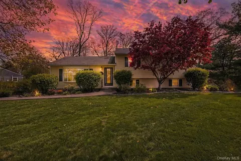 3 Regimental Pl, New Windsor, NY 12553