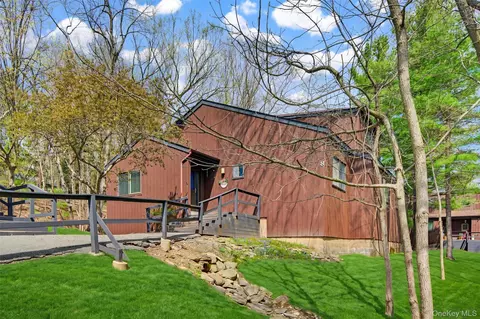8 Laurel Ct, Highland Mills, NY 10930