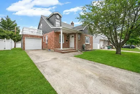 6 Willow Rd, North Hempstead, NY 11040